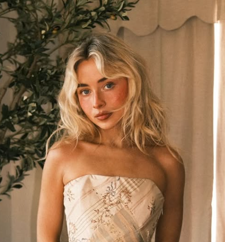 Sabrina Carpenter dala je zimski zaokret najmodernijoj manikuri godine