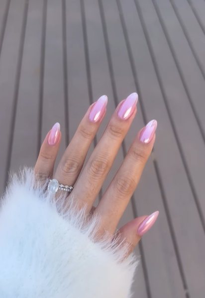 Pink jelly glaze manikura novi je hit za ljeto, a savršen je twist na popularne kromirane nokte