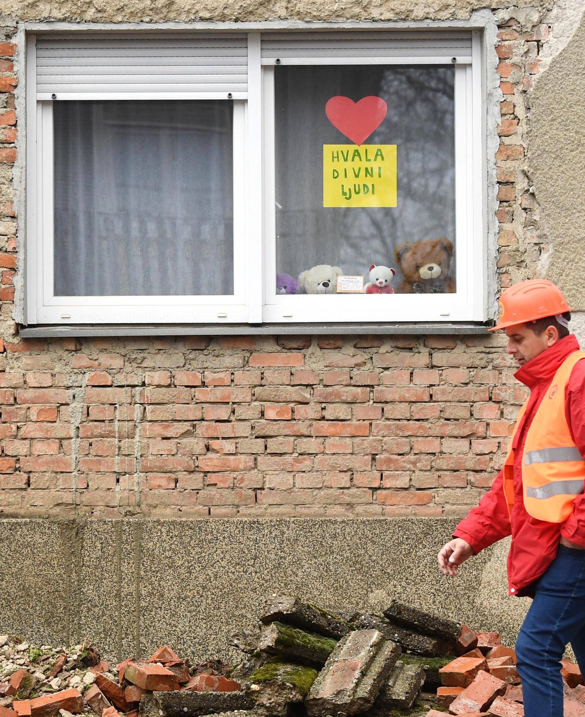 Poruka na prozoru u Petrinji koja pokazuje koliko pomoć znači stradalima u potresu: 'Hvala, divni ljudi'