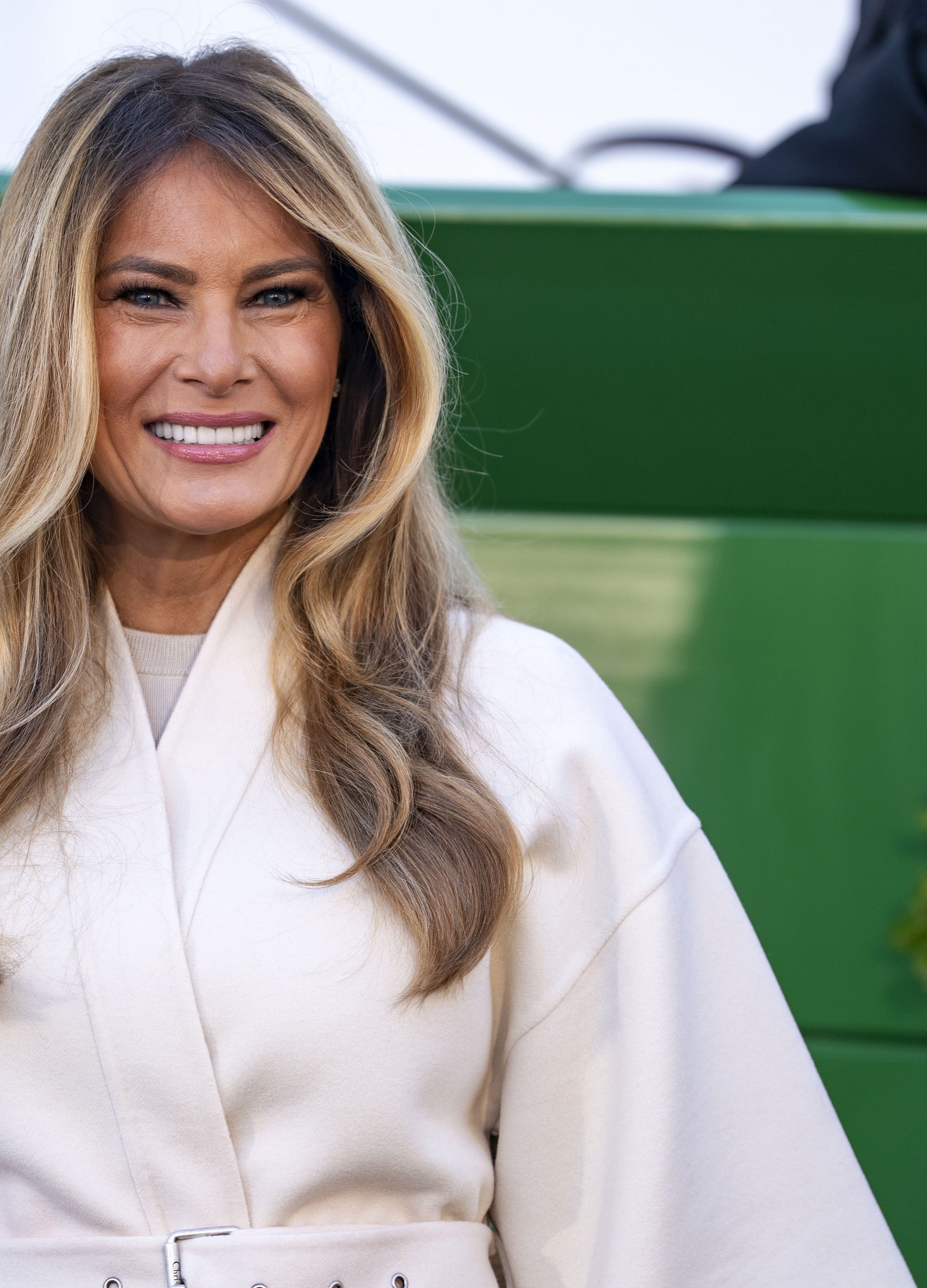 Melania Trump u Dior kaputu i Manolo Blahnik salonkama oduševila na dočeku božićnog drvca