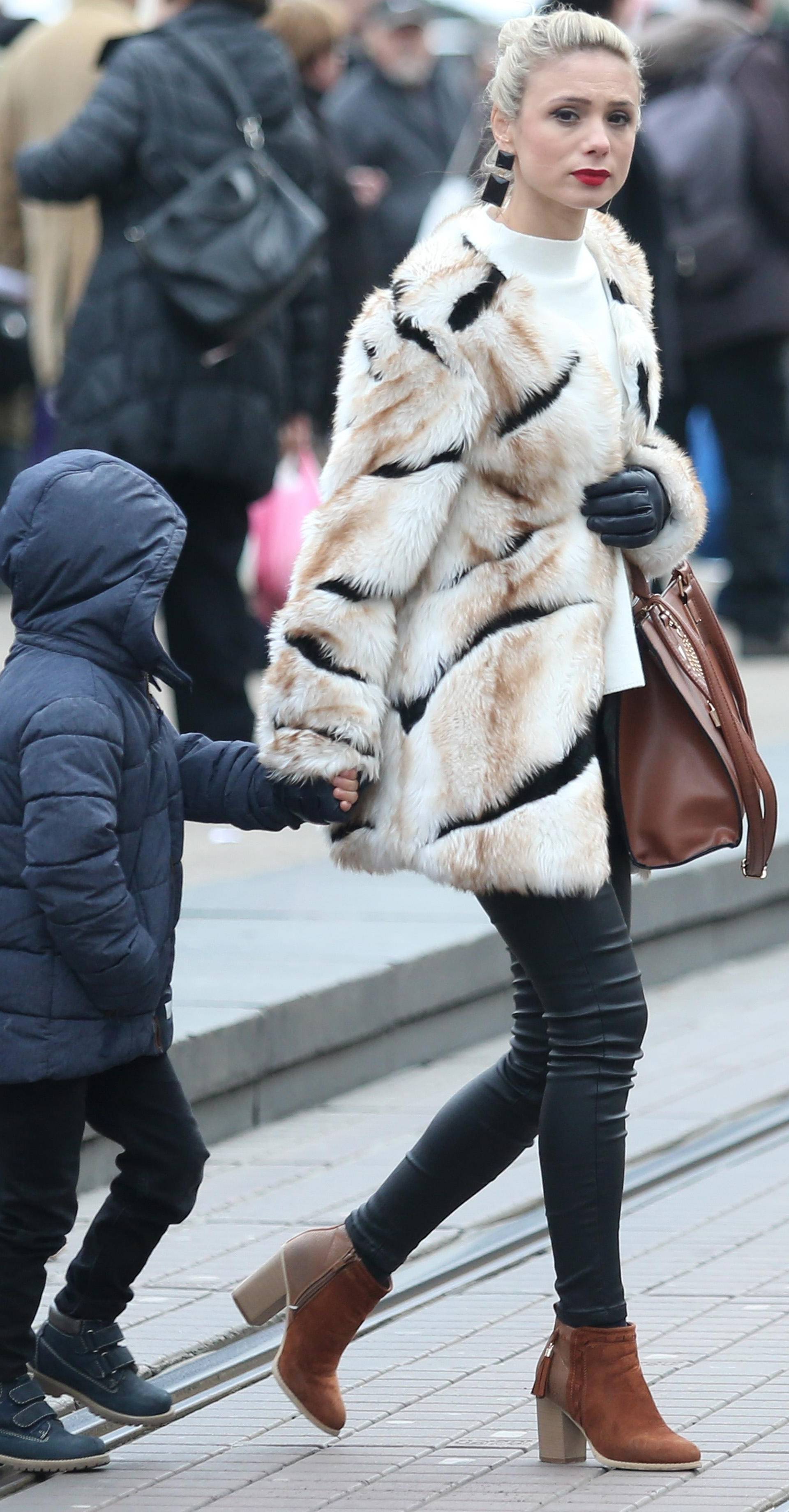 Zgodna mama pokazala stylish kombinaciju koju bismo rado kopirale