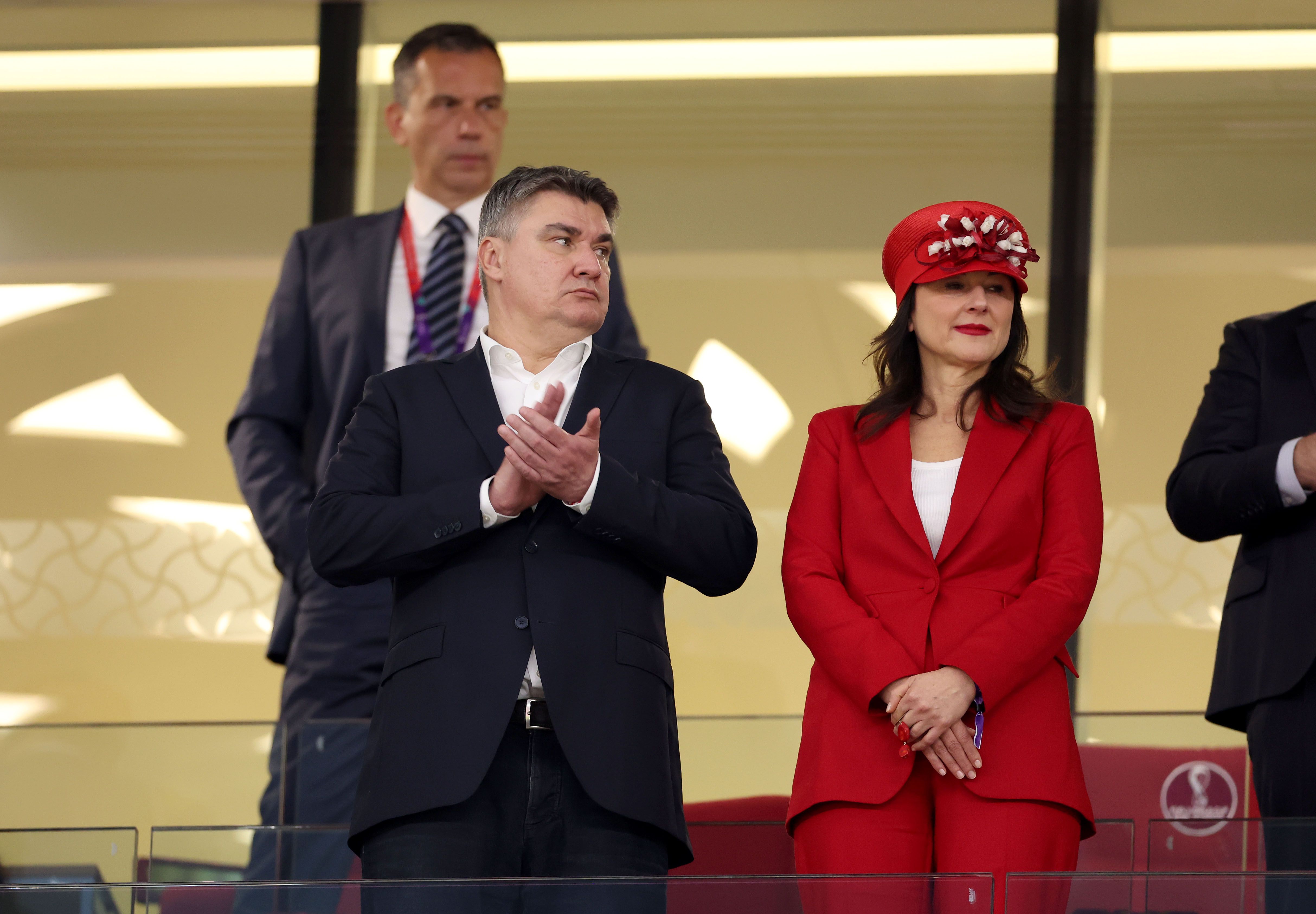Jedno od najupečatljivijih izdanja Sanje Musić Milanović: Crveno odijelo upotpunila je kapom sa zanimljivim detaljima