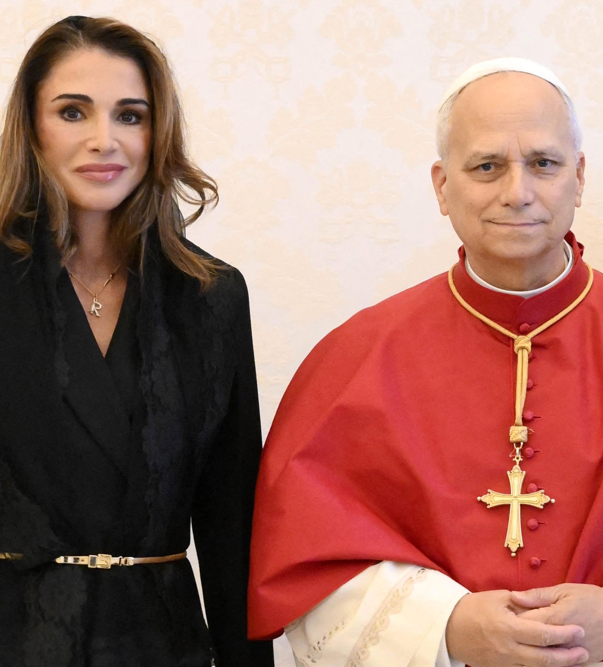 Kraljica Rania oduševila besprijekornim crnim izdanjem na susretu s papom Lavom XIV.
