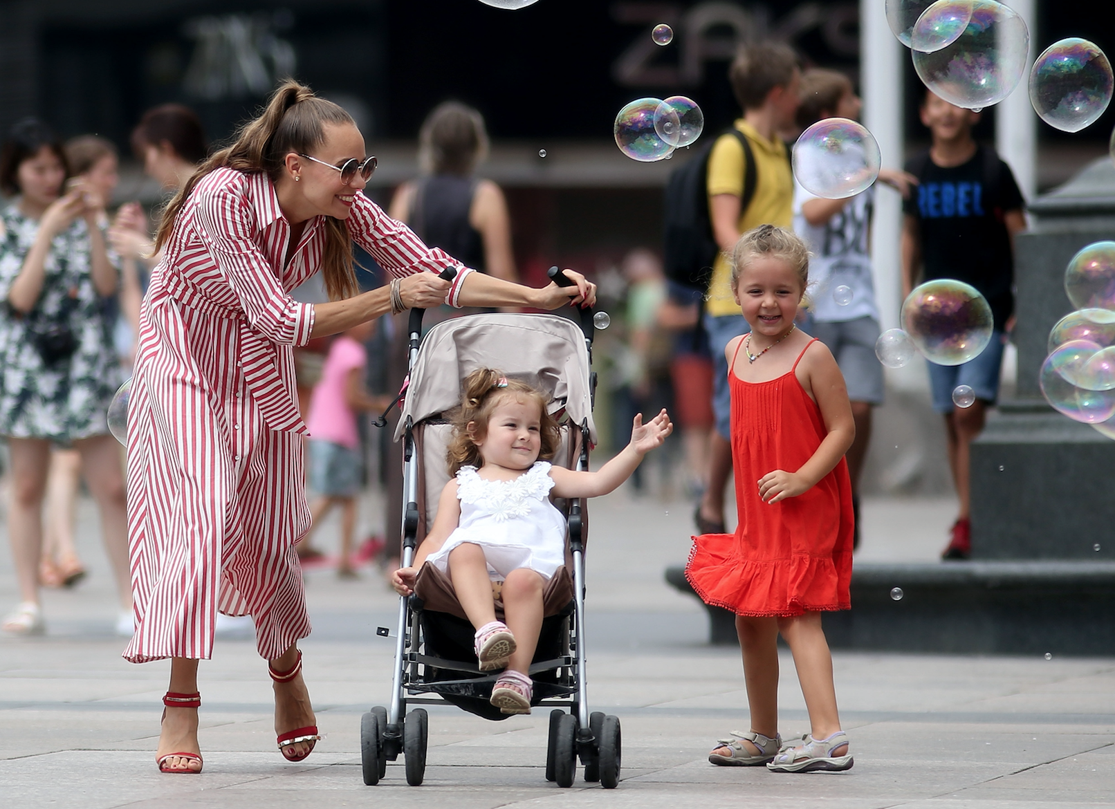 Kako ukrasti sve poglede na špici? Ova prekrasna mama zna formulu!