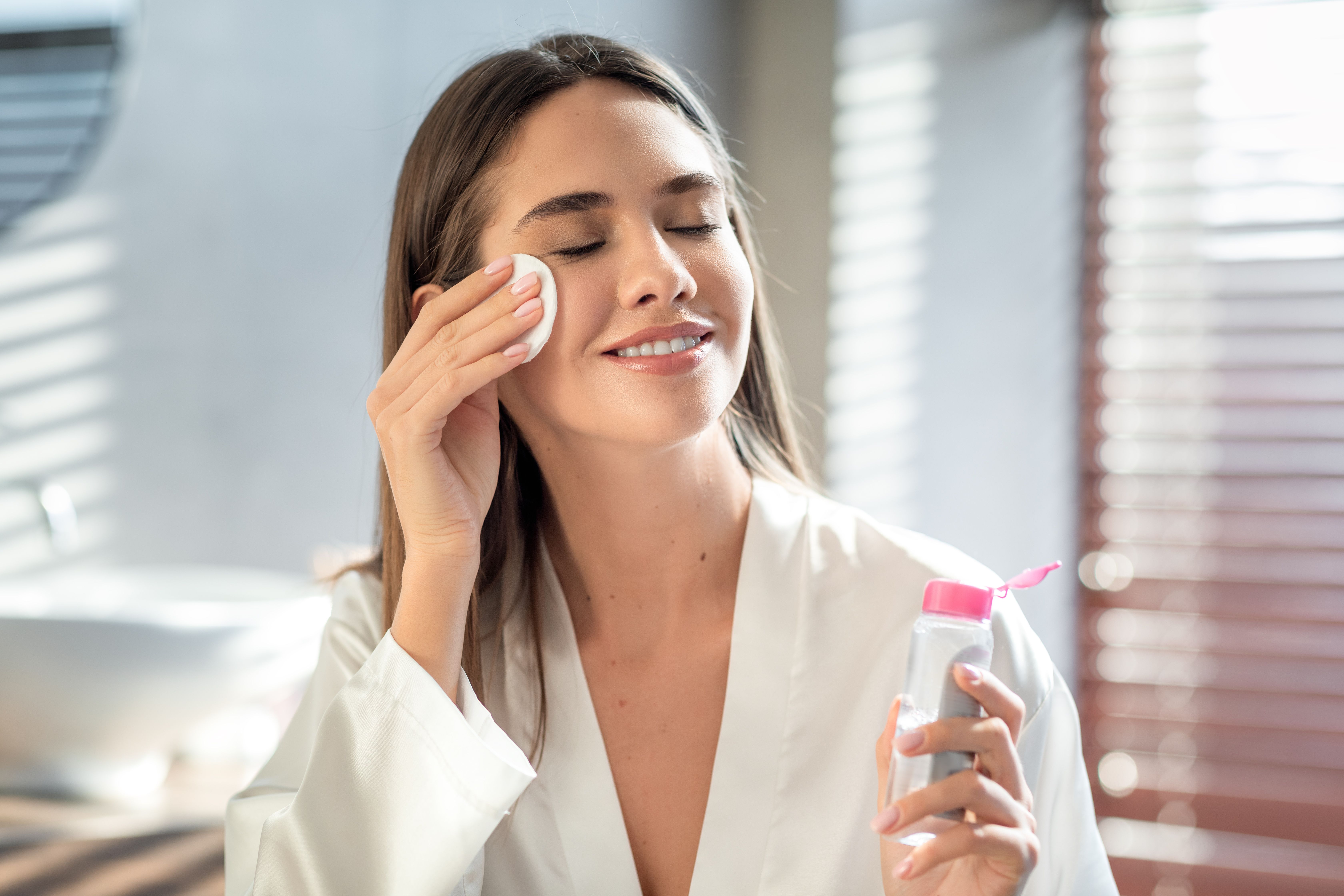 Možete li pretjerano čistiti lice? Stručnjaci otkrivaju sve o dvostrukom čišćenju i kako utječe na kožu