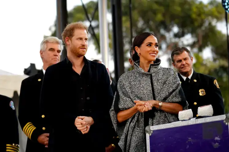 Meghan Markle prihvatila je jesensku modu u chic kaputu s visokim ovratnikom i drapiranim rukavima