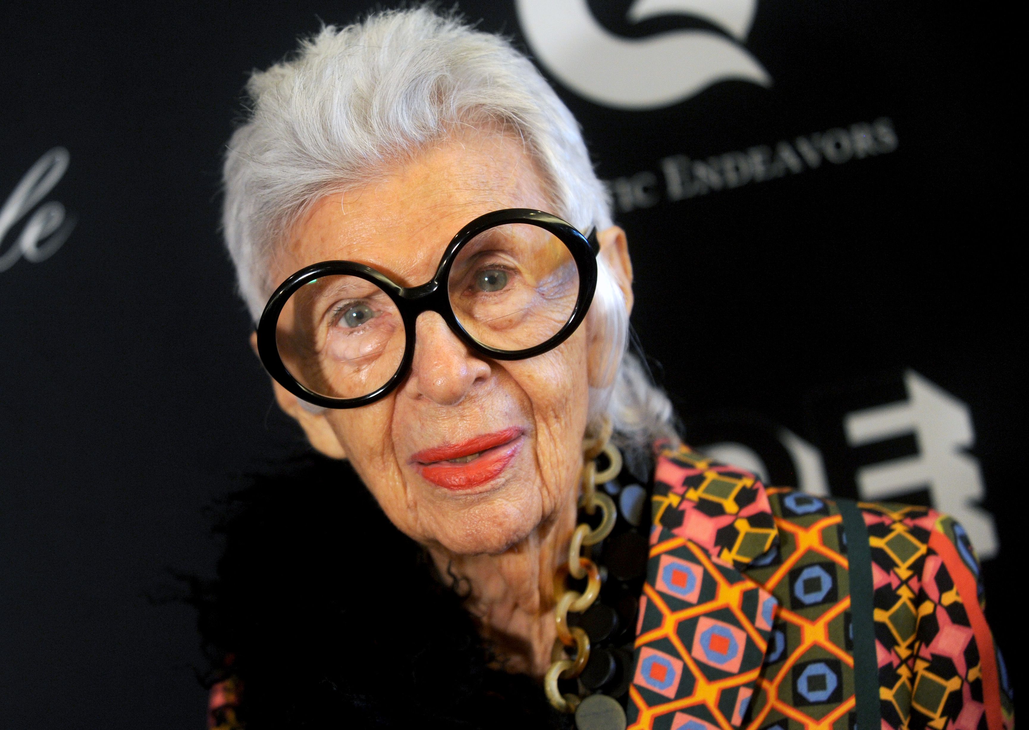 Preminula poznata modna ikona Iris Apfel (102): Smatrala je da ni uz hrpu novca stil nije moguće kupiti