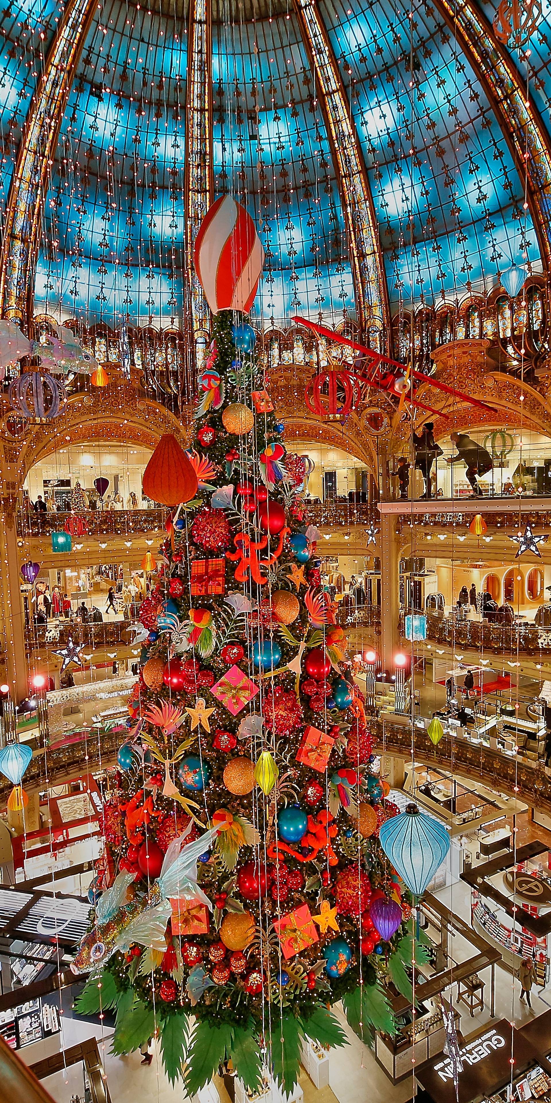 Pogledajte kako izgleda poznata pariška robna kuća Galeries Lafayette u božićnom ruhu