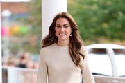 Nakon niza odijela, Kate Middleton zabljesnula u pletenoj midi suknji i bež džemperu