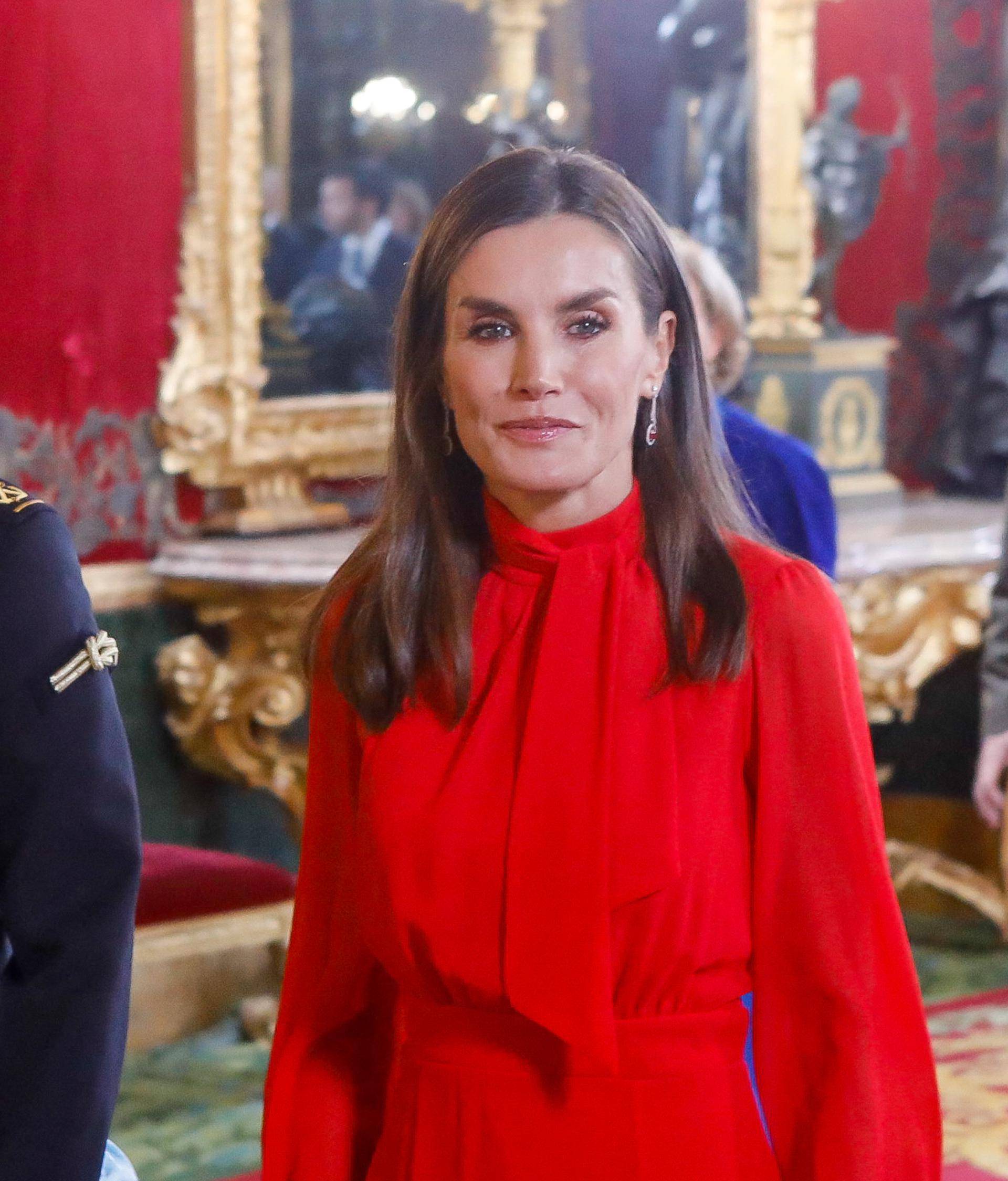 Elegancija koja dominira svakom prilikom: Kraljica Letizia oduševila u efektnoj crvenoj haljini