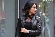 Odvažno i cool: Atraktivna crnka izgleda savršeno u kožnim komadima od glave do pete