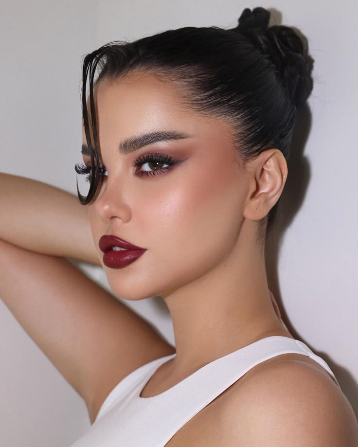 Ova tamna nijansa dominira jesenskom sezonom: Tamna trešnja hit je u beauty svijetu za hladne dane