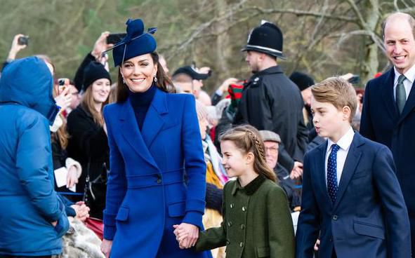Kate Middleton za Božić je odabrala prekrasnu kraljevsko plavu kombinaciju s elegantnim modnim dodacima
