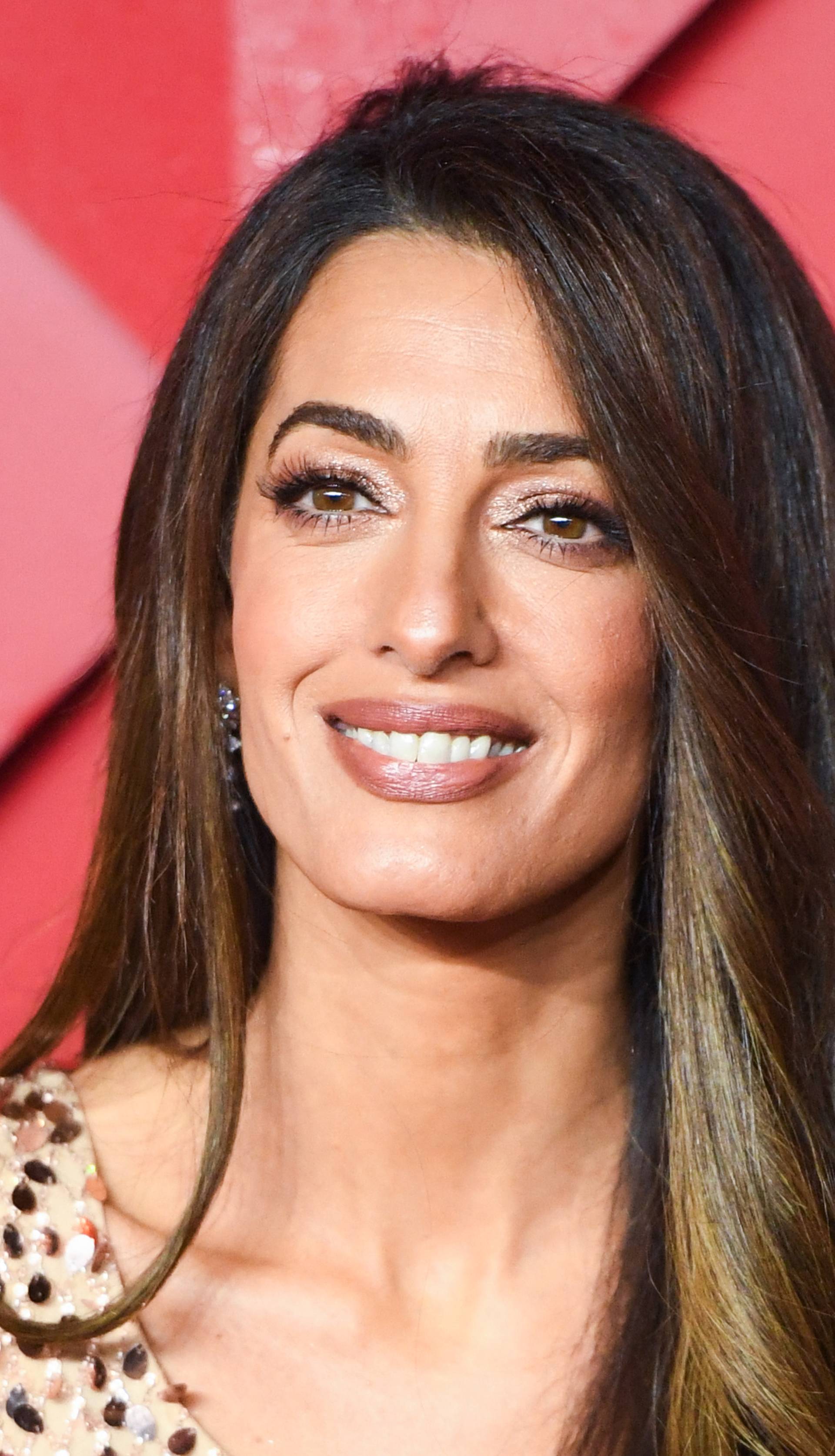 Amal Clooney na crvenom tepihu zabljesnula je u Versace haljini punoj metalik šljokica