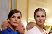 Princeza Leonor za 18. rođendan izabrala sjajno bijelo odijelo, a kraljica Letizia plavu haljinu s potpisom Caroline Herrere