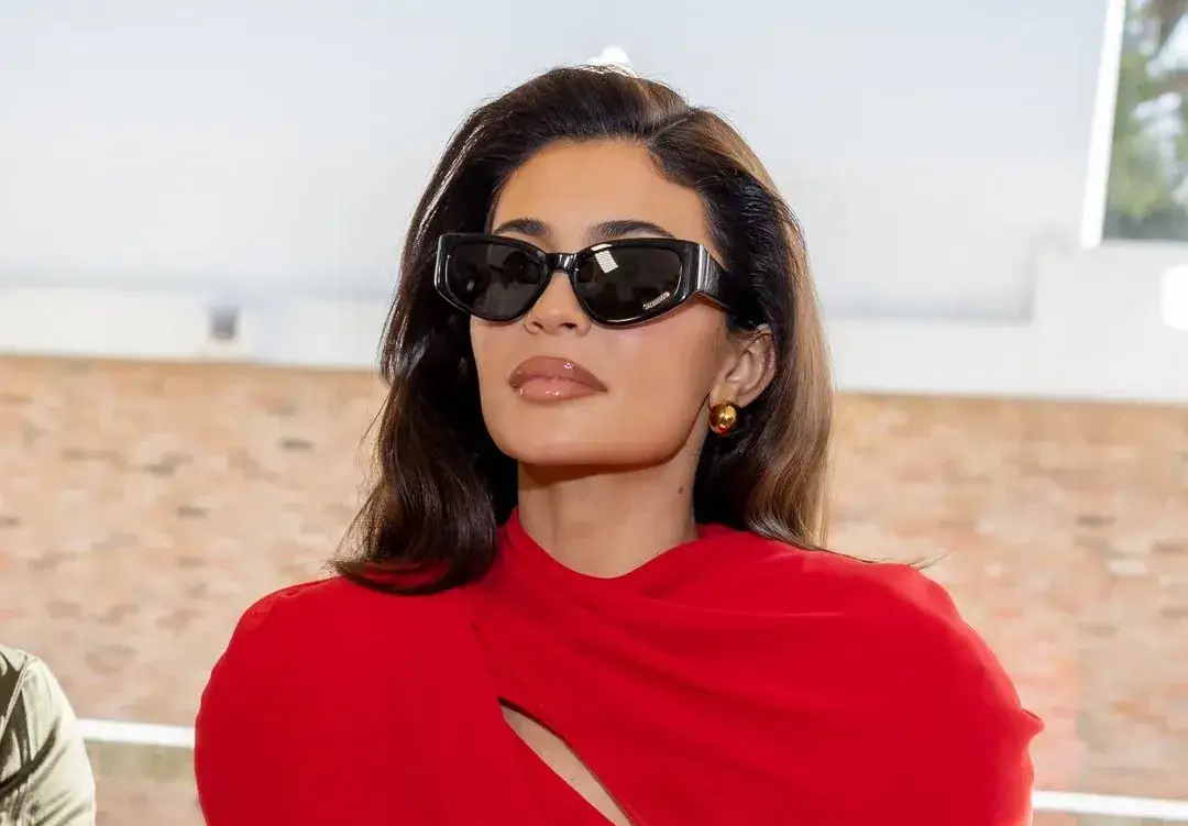 Kylie Jenner zadivila u mini crvenoj haljini koja je posebno istaknula njezin vitak struk