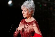 Jane Fonda u "recikliranoj" haljini i sa sijedom pixie frizurom poslala snažnu poruku!