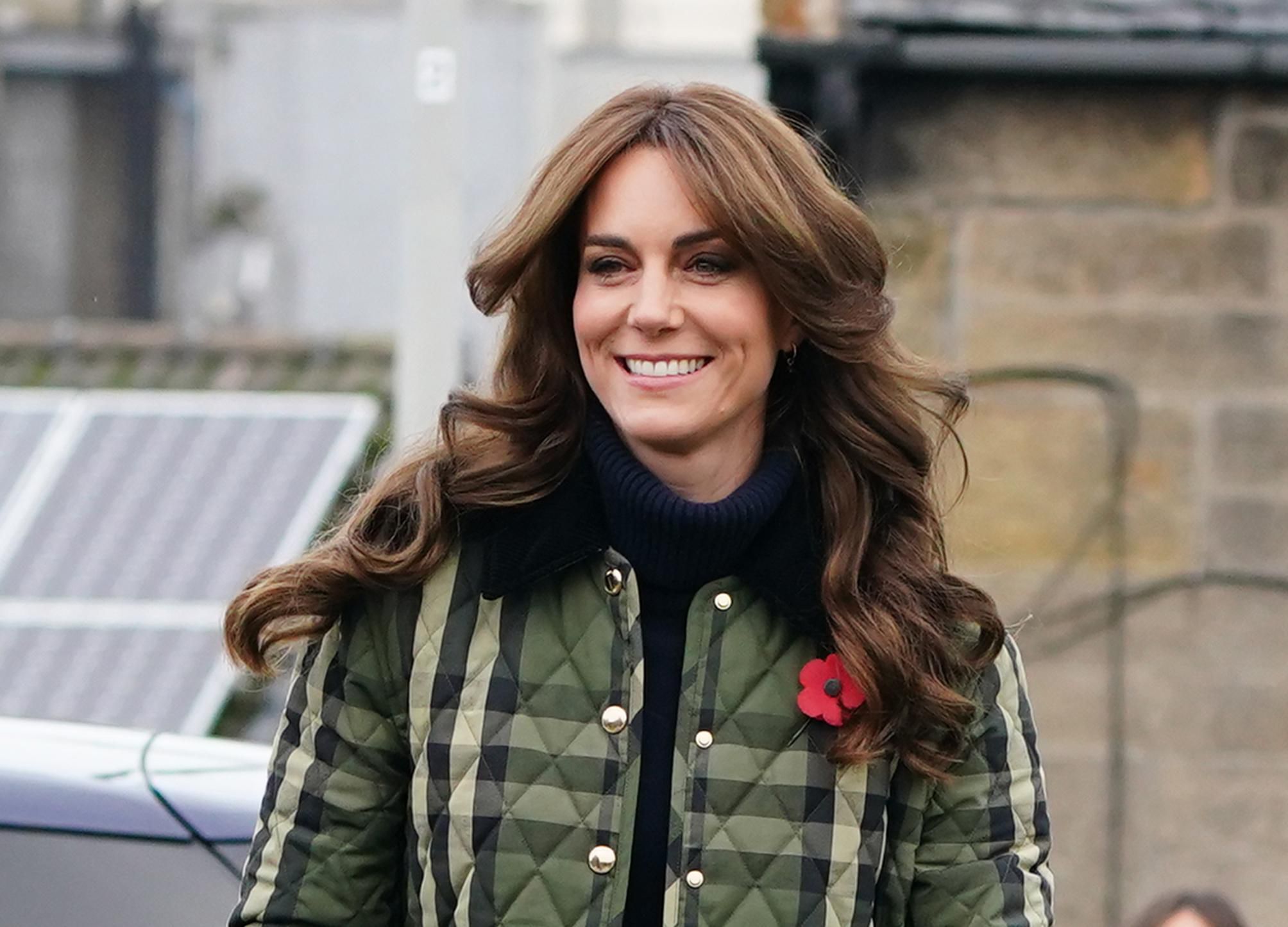 Odlična prošivena jakna i crna dolčevita izgledaju sjajno kada se nose kao što to radi Kate Middleton