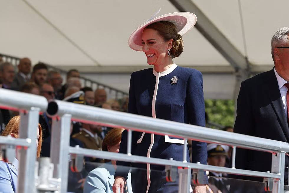 Mornarski chic Kate Middleton: Princeza od Walesa ponovno briljira u elegantnom kompletu