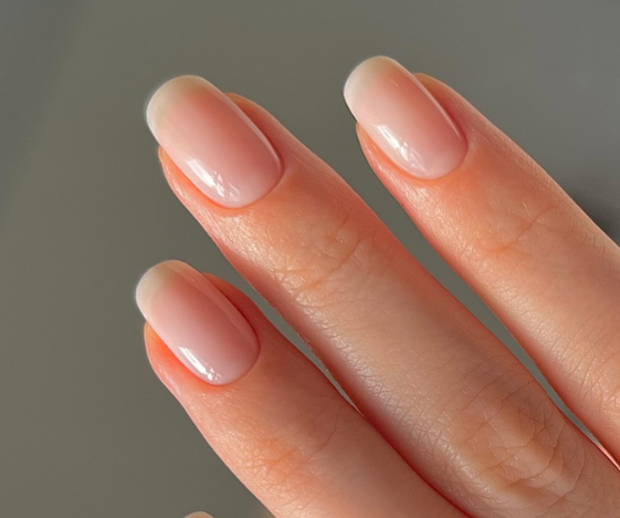 Nokti s prozirnim sjajem: Minimalistički beauty hit koji je ovogodišnji zimski must-have