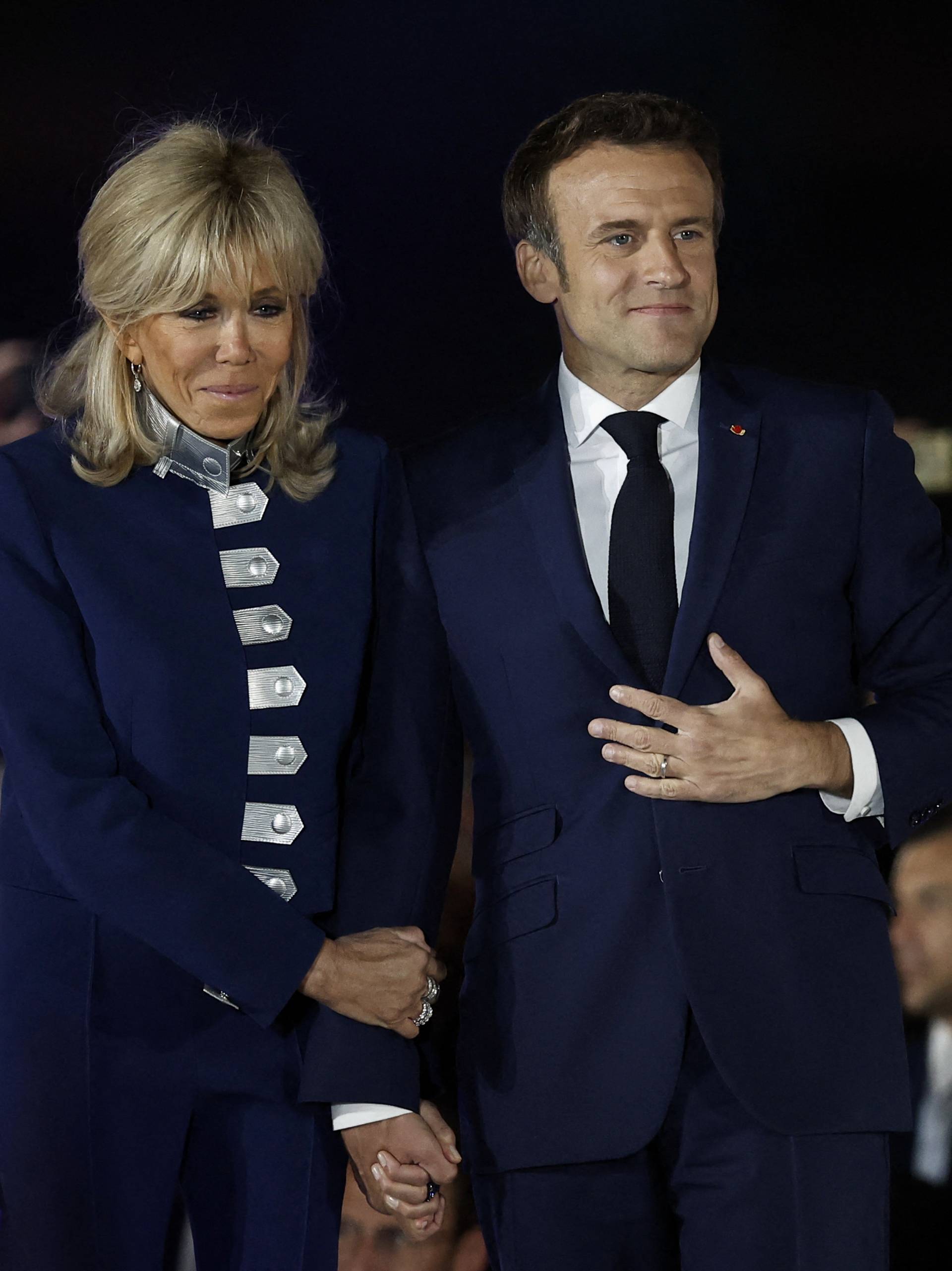 Nazivaju je jednom od francuskih ikona stila: Brigitte Macron za dan izbora pokazala dva izvrsna stajlinga