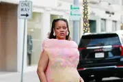 Rihanna u arhivskoj haljini Isseyja Miyakea redefinira trudnički stil - i to je njen najkontroverzniji look do sad