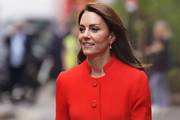 Kate Middleton zablistala u 'recikliranom' outfitu! Crveni kaput s prorezom kombinirala je uz haljinu-košulju britanske dizajnerice