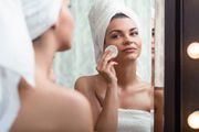 Od akni preko iritacije do preuranjenog starenja: Evo zašto baš nikad ne biste trebali zaspati sa šminkom