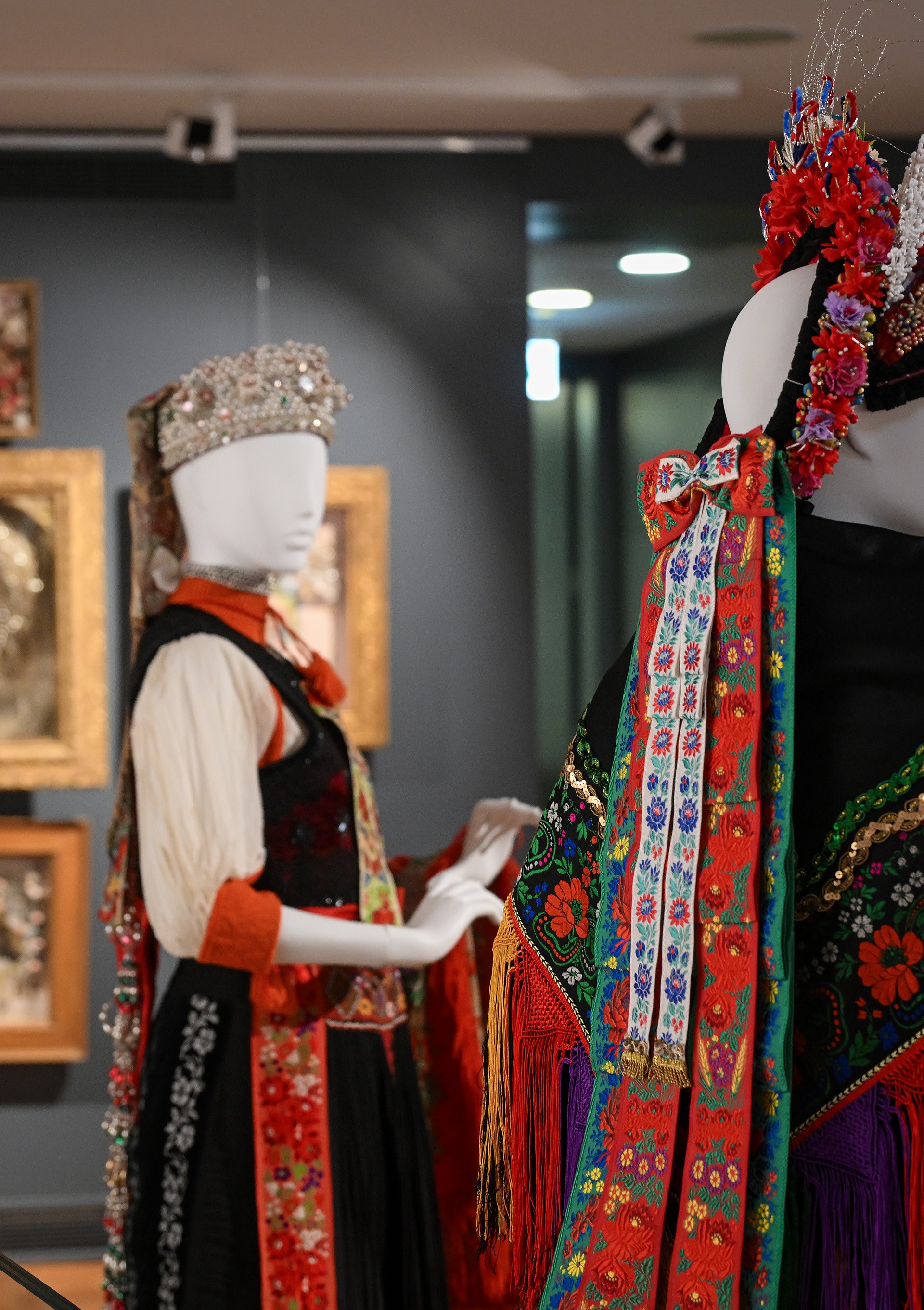 Modni elementi kao svjedoci emotivne tradicije vjenčanja: Otvorena izložba 'Mađarska nevjesta & Sudbine žena'