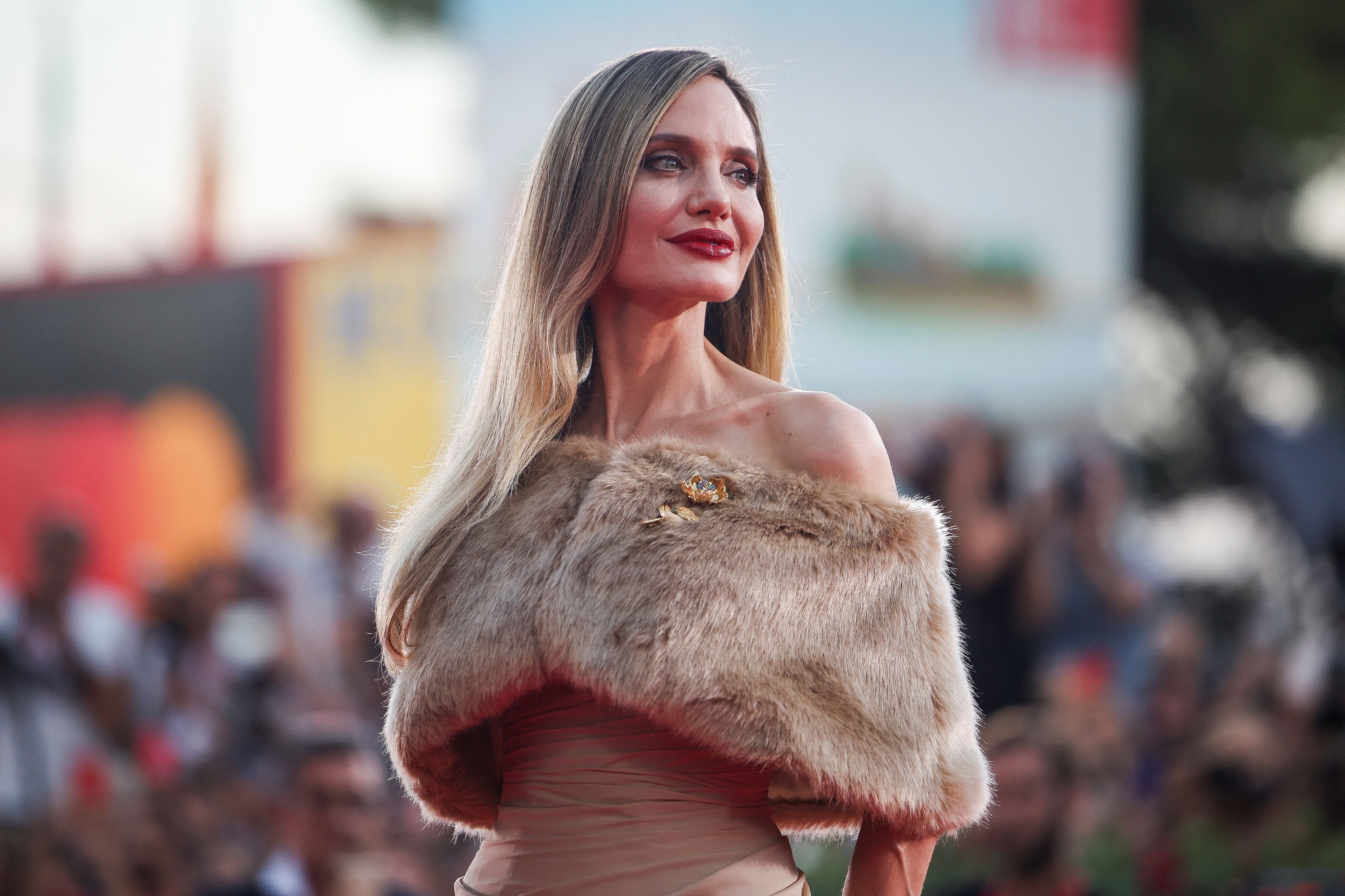 Angelina Jolie utjelovila glamur starog Hollywooda na svjetskoj premijeri filma 'Maria' u Veneciji