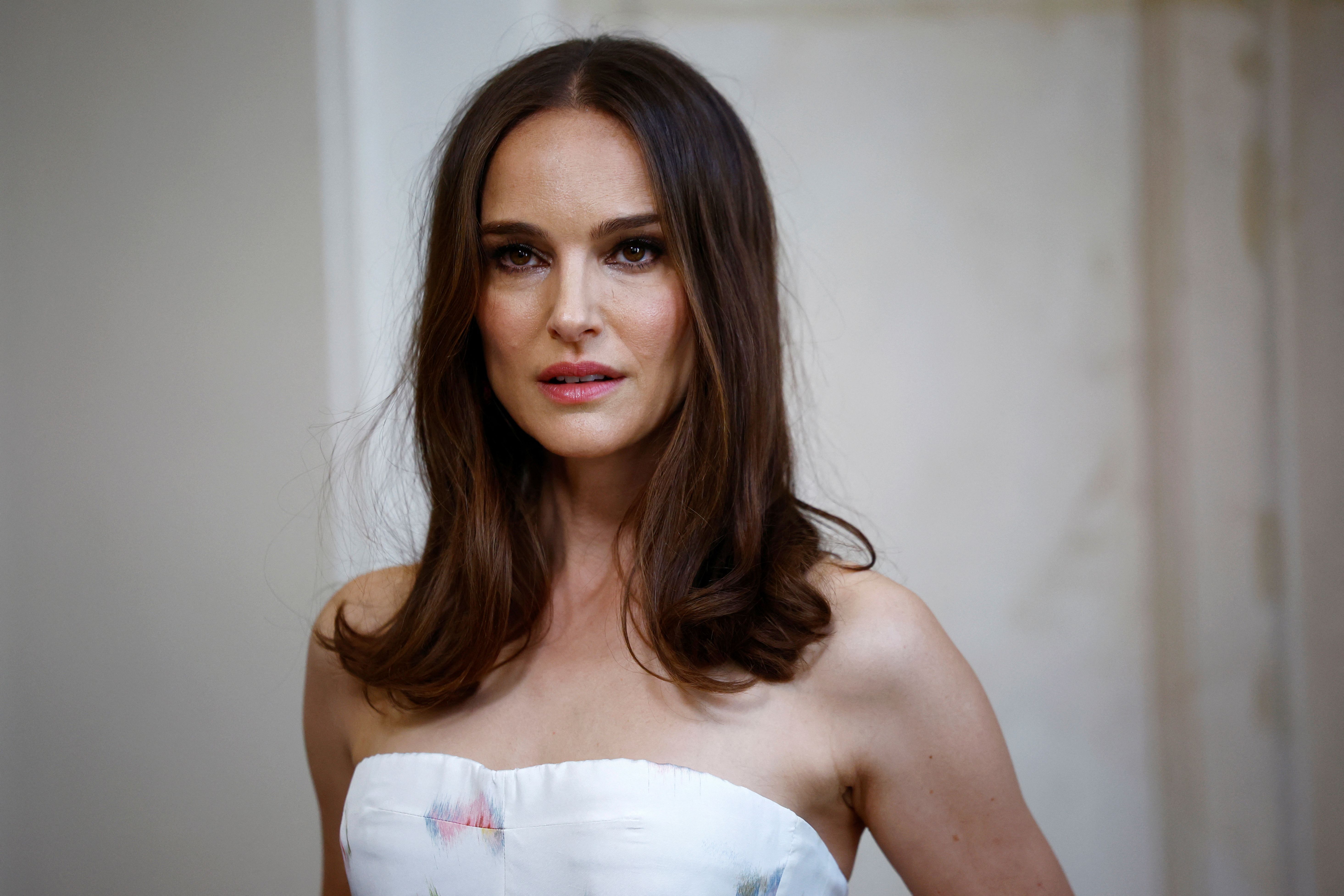 Natalie Portman zabljesnula na Diorovoj modnoj reviji u bijeloj haljini sa cvjetnim uzorkom
