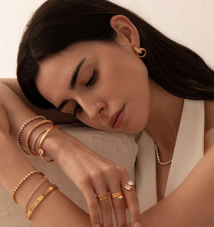 Minimalizam u nakitu: Zašto je povratak tankim, zlatnim narukvicama i diskretnim prstenima znak tihog luksuza