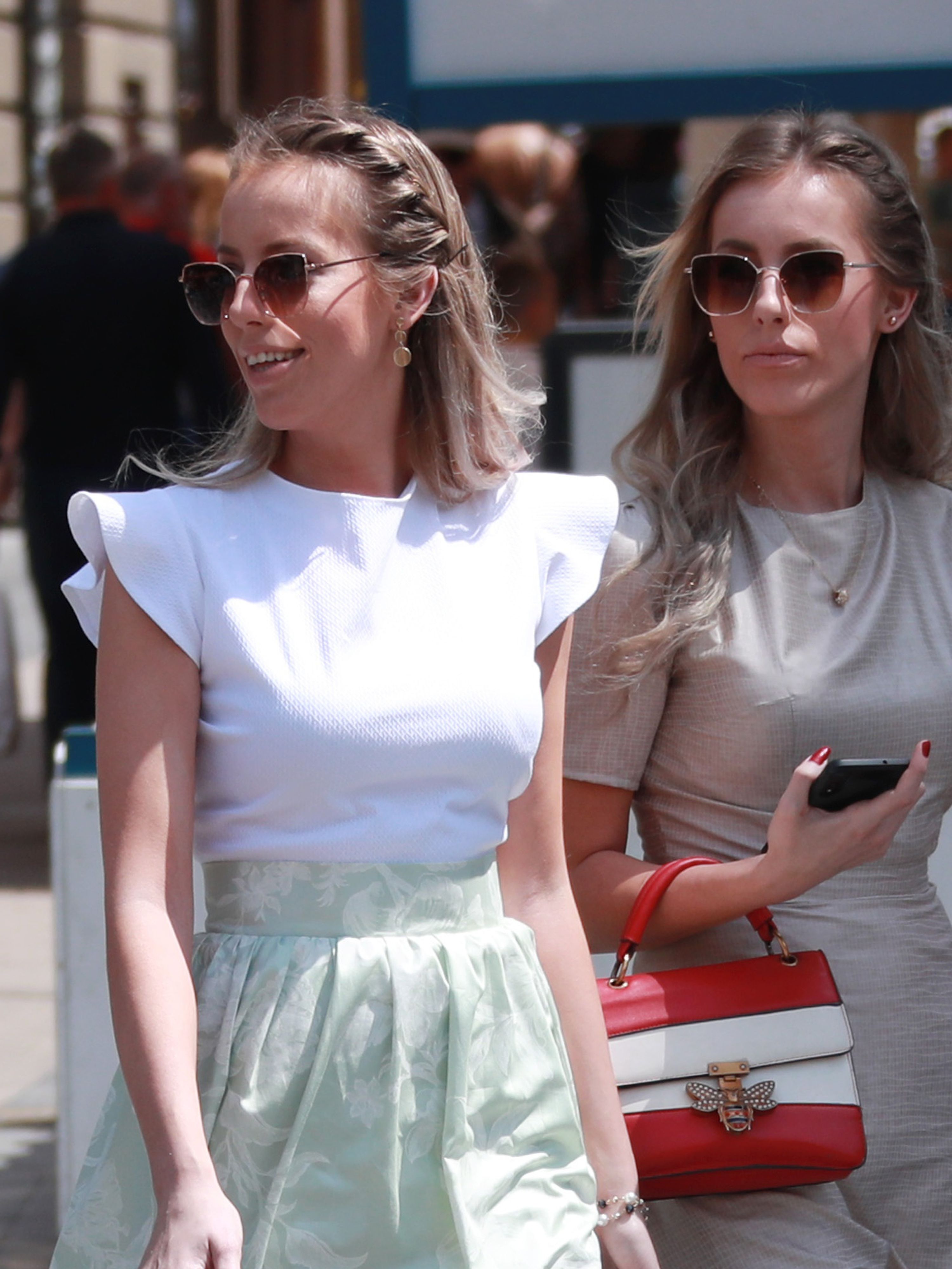 Modne blizanke oduševile outfitom: Izgledale su kao filmske zvijezde