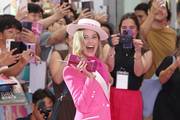 Margot Robbie na premijeri Barbie filma oduševila u kompletu koji je inspiriran kultnom lutkom iz 80-ih