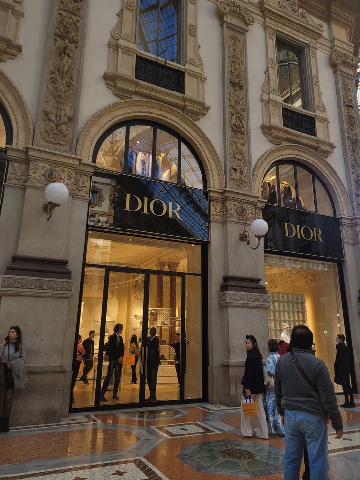 Dior i Armani u problemima: Procurilo koliko zaista košta izrada jedne torbice koja se prodaje za 2800 dolara