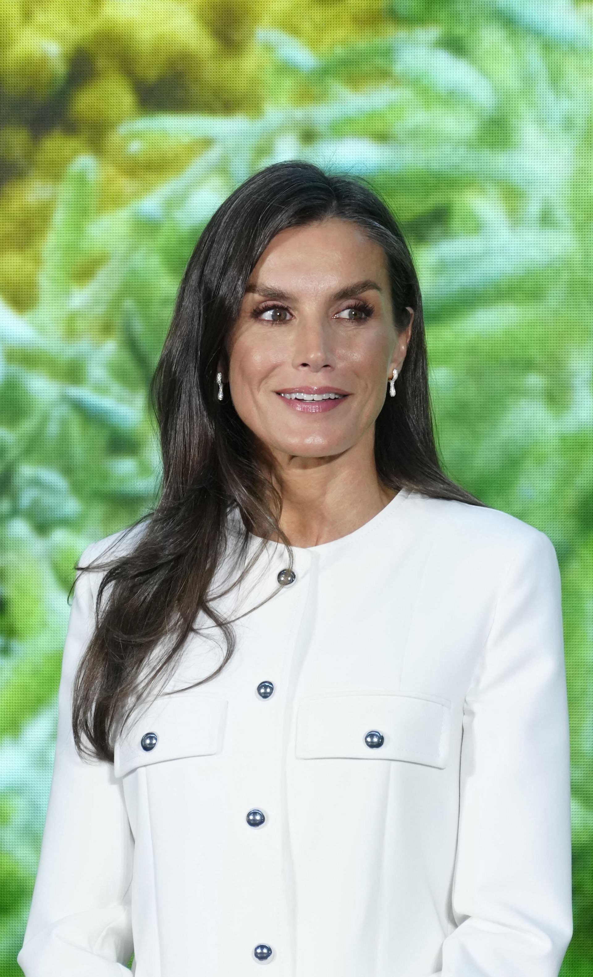 Kraljica Letizia ponovno zablistala: Monokromatska elegancija u Mango kompletu i cipelama koje su vječni hit