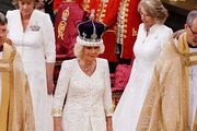 Kraljica Camilla zasjala u raskošnoj bijeloj haljini koja je odavala počast pokojnoj kraljici Elizabeti II.