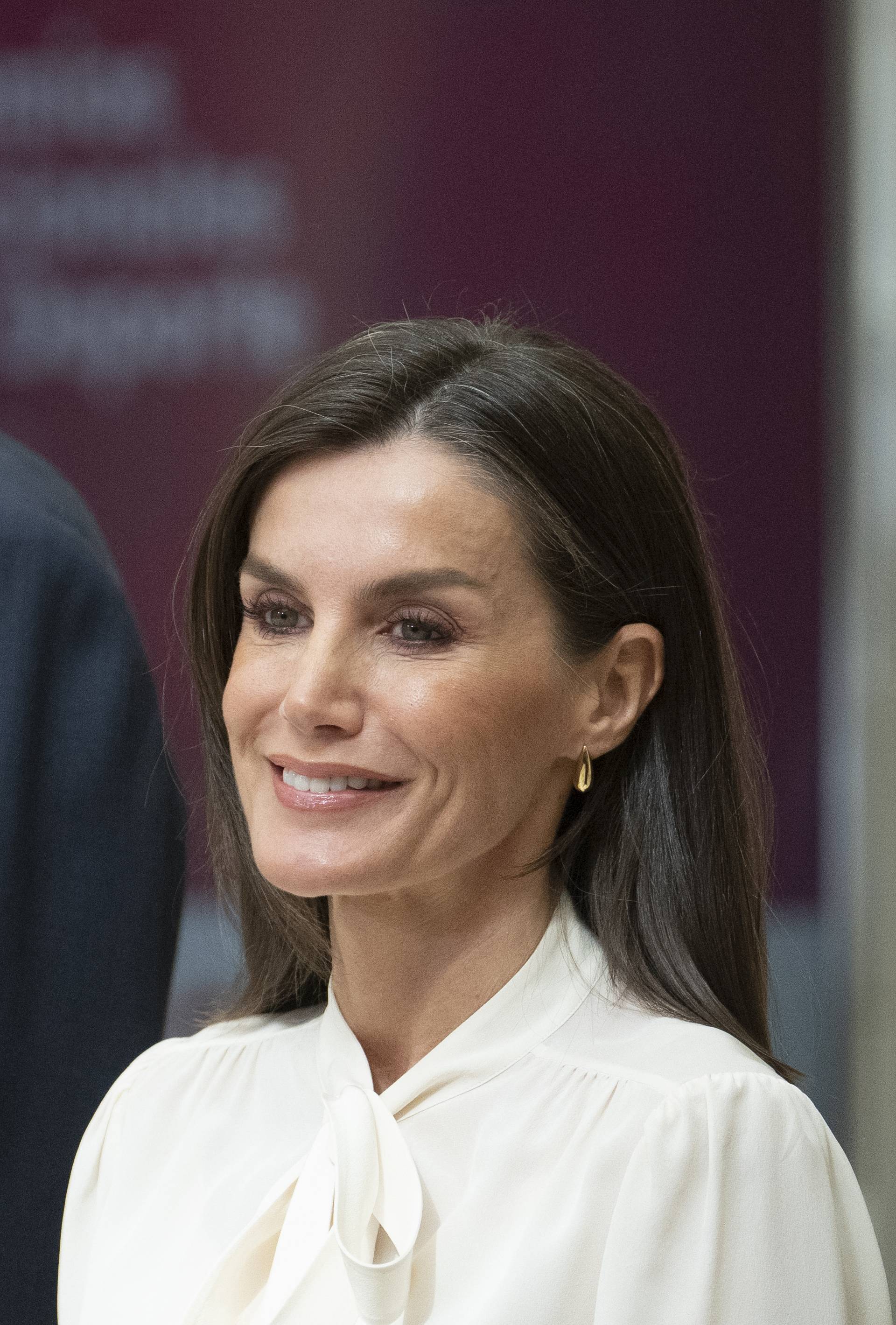 Kraljica Letizia odvažne hlače 'smirila' je elegantnom bluzom i cipelama koje ne izlaze iz mode