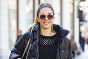 Dama divnog osmijeha odlično nosi kožne hlače i čizme koje trendseterice jednostavno obožavaju