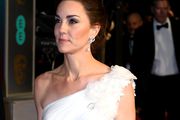 Posudite trik Kate Middleton s kojim se lako mogu sakriti naramenice grudnjaka