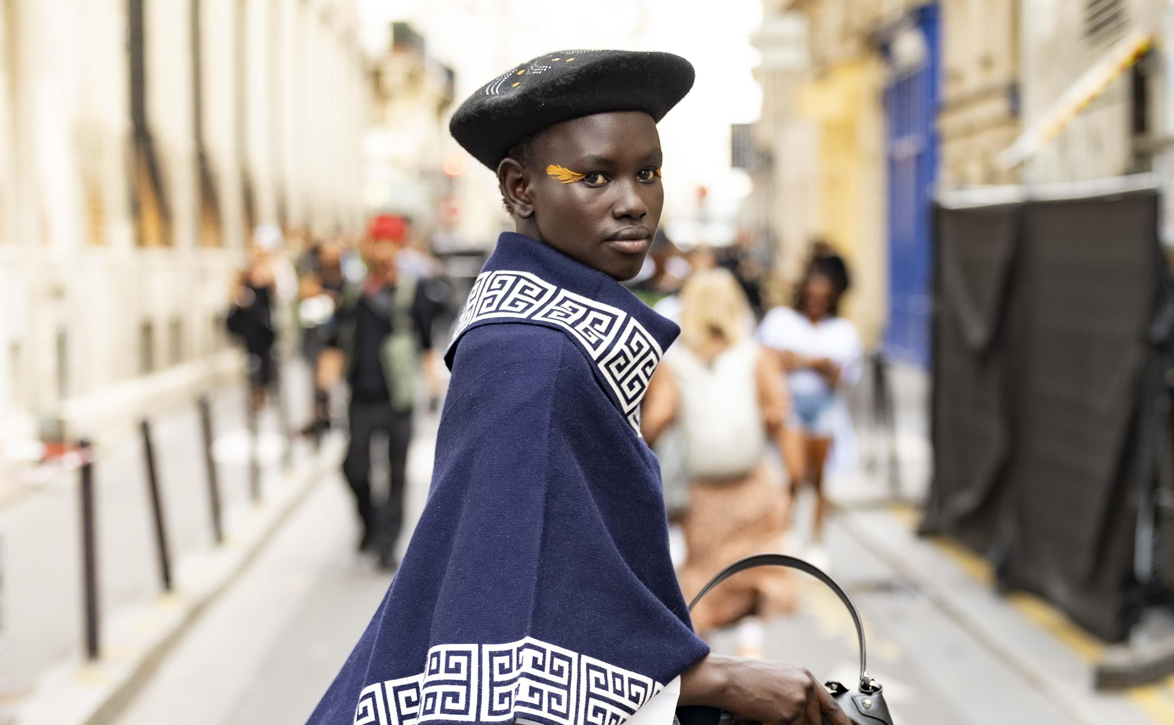 Pariškim ulicama prekrasna manekenka prošetala trendi kombinaciju u kojoj je spojila nespojivo