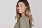 Hailey Bieber zablistala u savršenoj vintage slip haljini, modelu koji je hit svakog ljeta