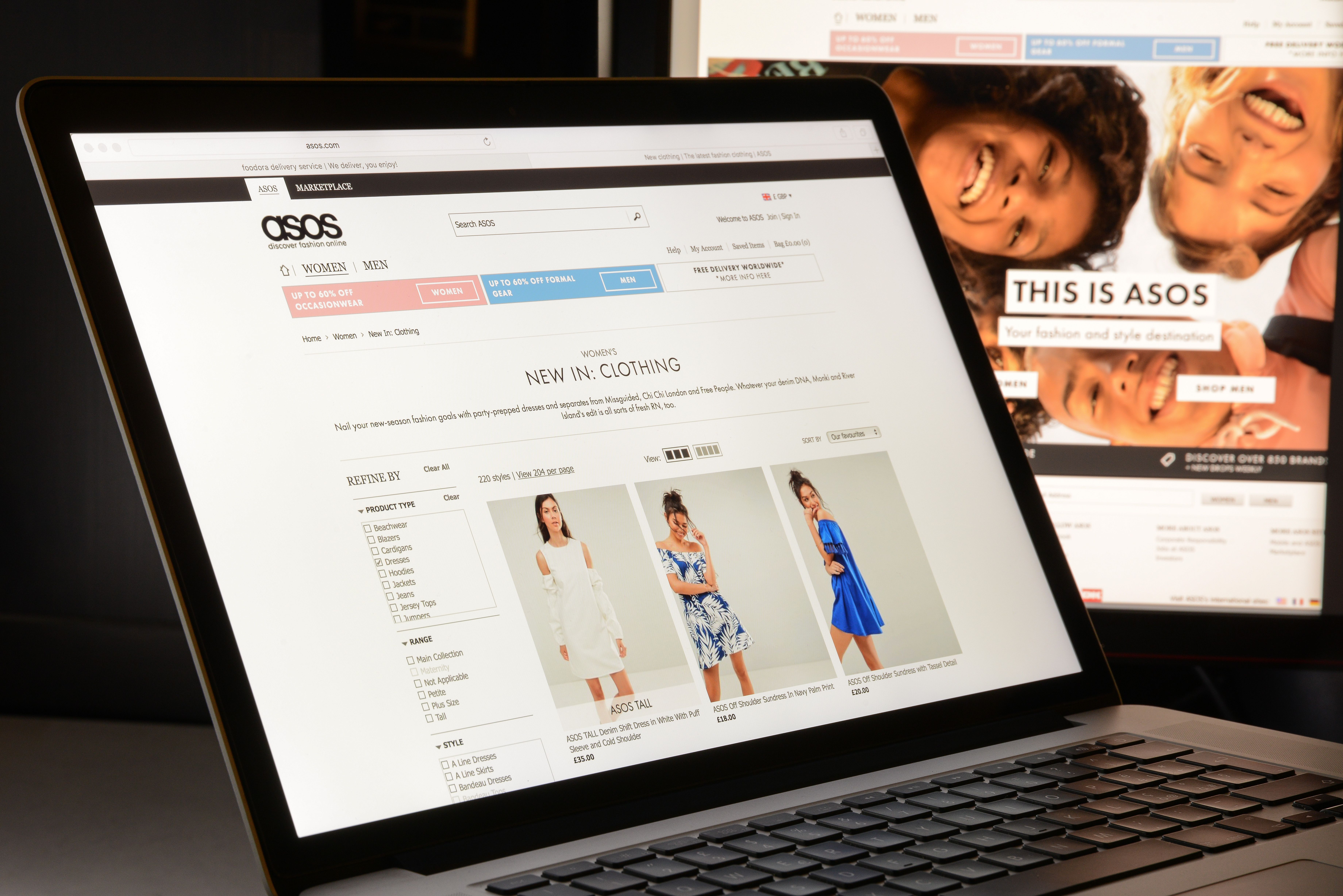 Popularni web shop Asos uveo novosti koje se kupcima neće svidjeti: Povećali cijenu dostave i "prag" za besplatnu dostavu