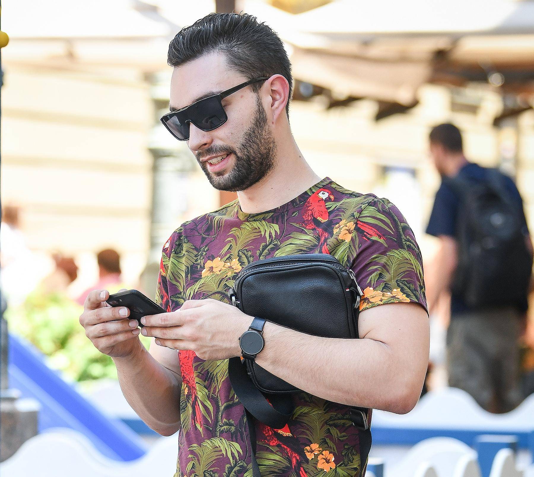 Hrabar, ali cool odabir frajera sa špice: skinny traperice i cvjetni uzorak na majici