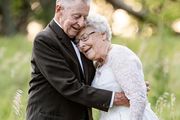 Par proslavio 60. godišnjicu braka divnom serijom fotografija: Nosili su odjevne kombinacije kao i na dan vjenčanja