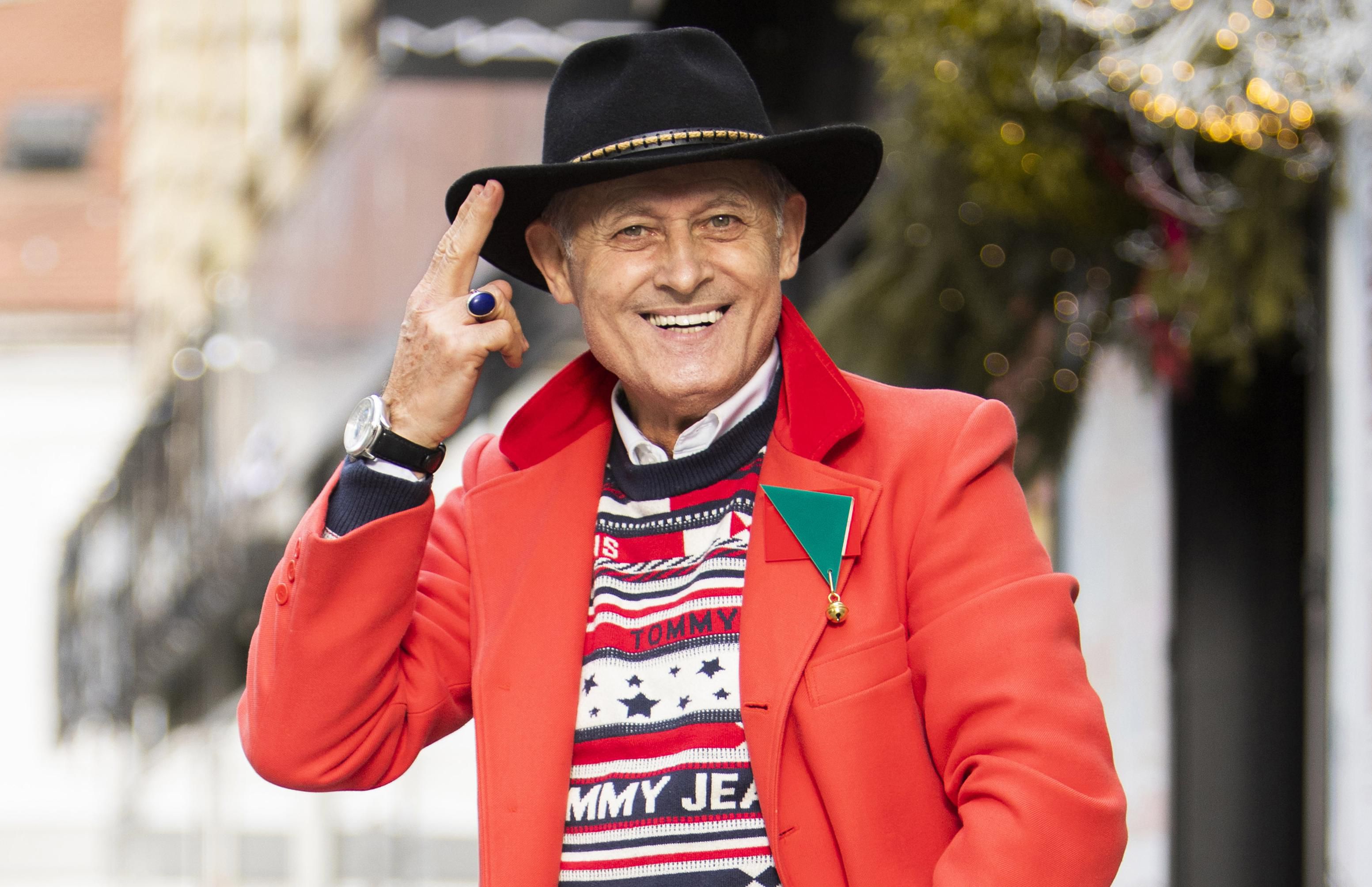 Crveni kaput, "ružni" džemper i upečatljive čarape: Gospodinov outfit pravo je osvježenje na zagrebačkim ulicama