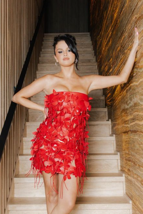 Selena Gomez proslavila je 31. rođendan u dizajnerskoj mini crvenoj haljini sa zanimljivim detaljima cvijeća