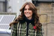 Odlična prošivena jakna i crna dolčevita izgledaju sjajno kada se nose kao što to radi Kate Middleton