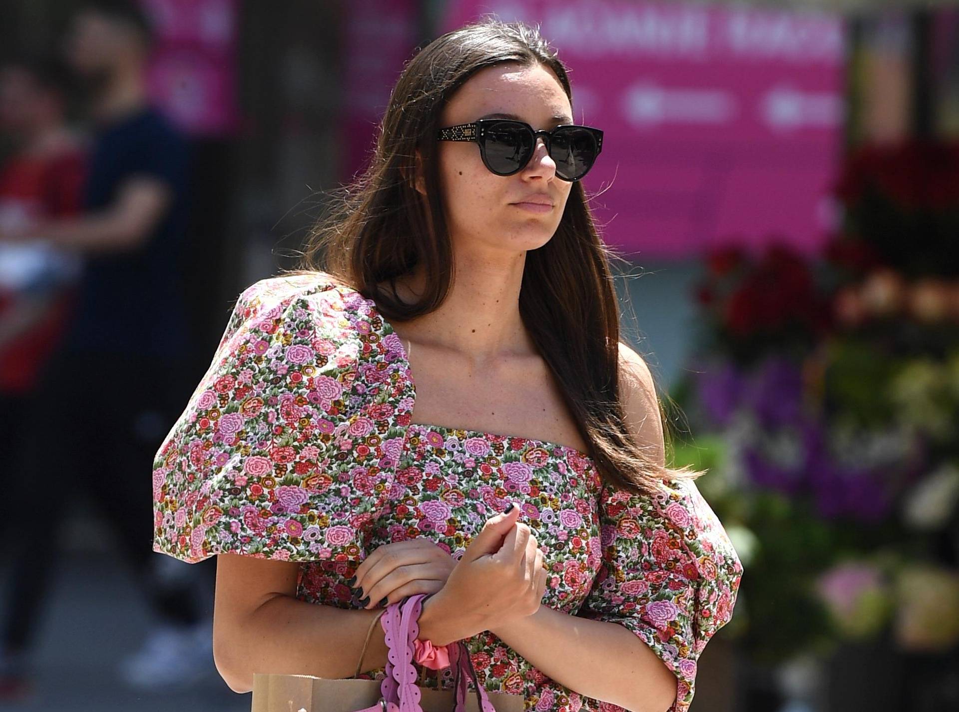 Lijepa brineta nosi outfit koji nam baš nikad neće dosaditi, a kao stvoren je za vikend pred nama