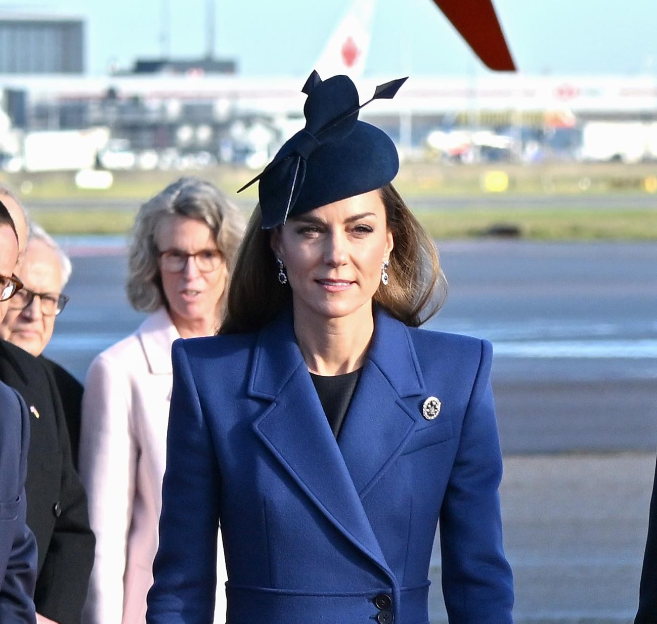 Kate Middleton u kraljevsko plavom Alexander McQueen kaputu oduševila na Heathrowu